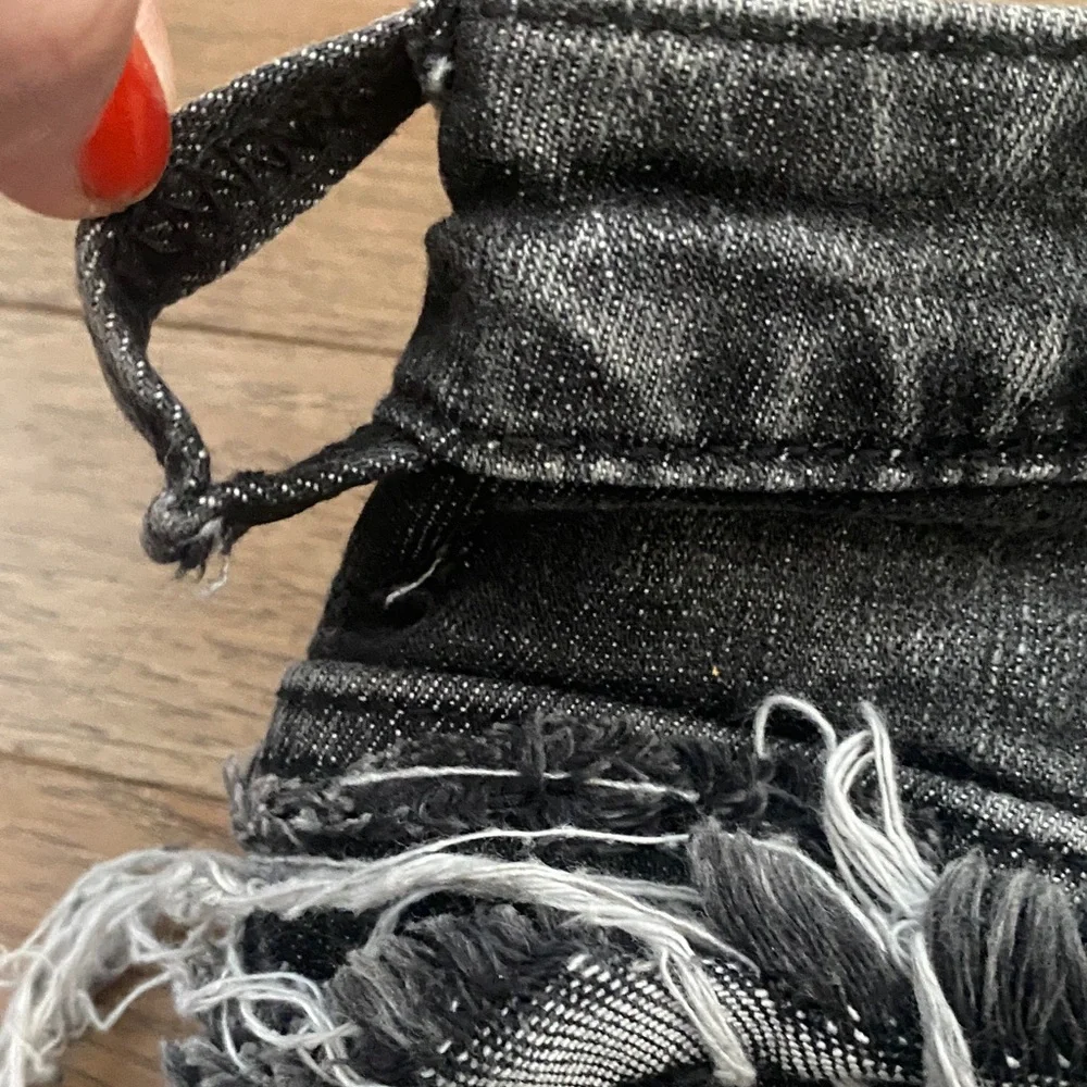 AKIRA SUPER DISTRESSED RELAXED FIT JEANS - Picture 11 of 12